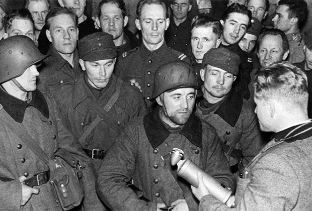 Корреспондент Пекка Тииликайнен (Pekka Tiilikainen) берет интервью у финских солдат на фронте во время советско-финской войны. Февраль 1940 года