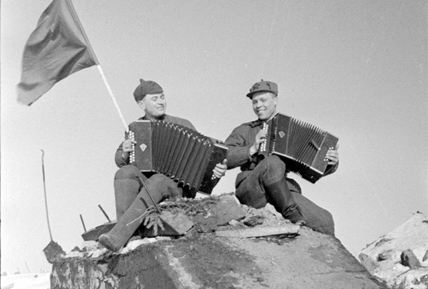 Бойцы-гармонисты на взорванном финском доте в районе Хотинен. 1939-1940 гг. Фотограф В.А. Темин