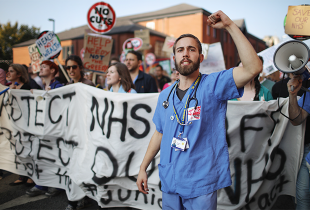 Врачи протестуют против урезания бюджета системы здравоохранения. Манчестер, Великобритания