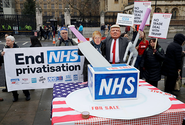 Активисты выступают против приватизации NHS. Лондон, Великобритания