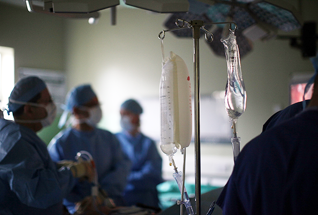 Британские хирурги проводят операцию по удалению желчного пузыря. Бирмингем, Великобритания