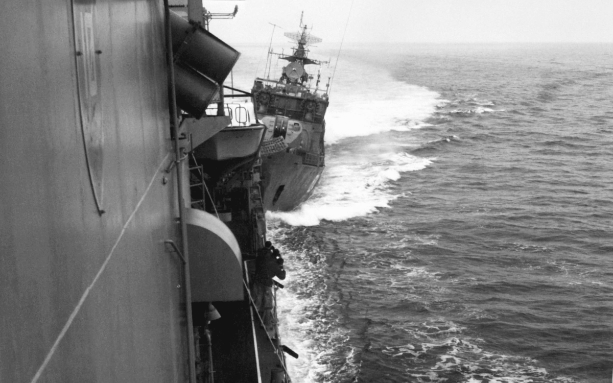 Навал «СКР-6» на эсминец «Кэрон»