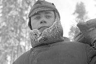 Красноармеец в лагере для военнопленных около финского города Карвиа. 6 января 1940 года