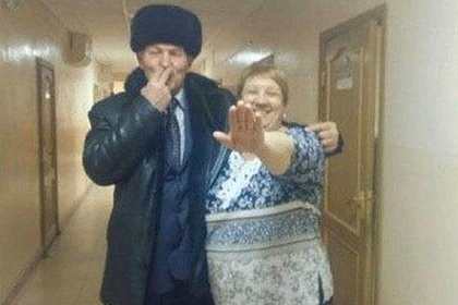 Российского депутата сняли на фото с «усами Гитлера»