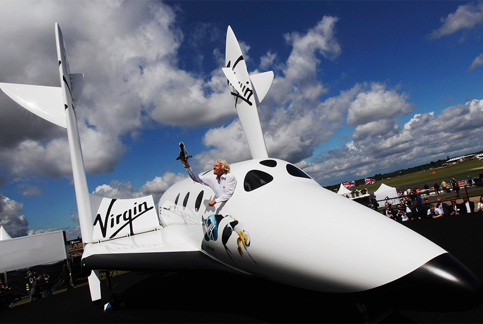 Основатель Virgin Group Ричард Брэнсон с макетом LauncherOne