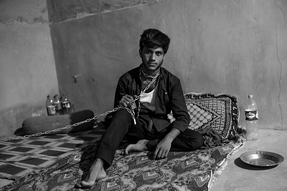 «Поднимаясь из пепла войны» — так назвал свои фотографии иранец Энаят Асади (Enayat Asadi). На снимке — 20-летний афганский беженец по имени Мухаммед. Контрабандисты похитили его за невыплаченный долг в 15 тысяч долларов. Спустя две недели он смог сбежать. 