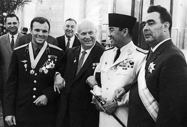 Леонид Брежнев, Никита Хрущев и Юрий Гагарин на встрече с Сукарно, 1961 год