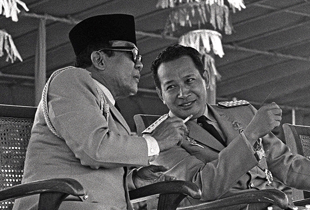 Сукарно и индонезийский военный, а также бывший президент страны Сухарто