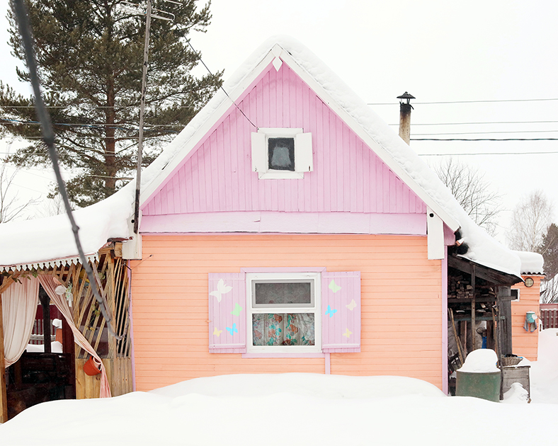 «Северные дома все же выглядят очень специфически конфетно», — комментирует фотограф. Цвета на снимках не подвергались ретушированию, а снег помог отсечь все лишнее, акцентируя внимание на самих строениях. 