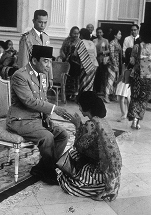 Женщина преклонила колено на встрече с президентом Сукарно