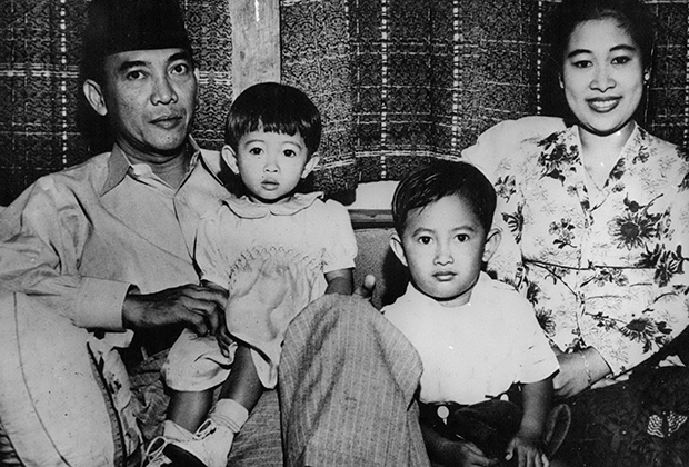 Сукарно с женой и детьми, 1969 год