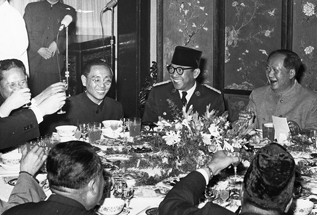 Бывший председатель КНР Мао Цзэдун за ужином с Сукарно, 1956 год