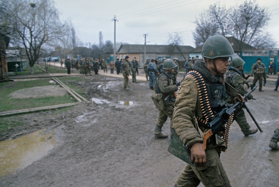Солдаты федеральных войск в одном из поселков Чеченской республики