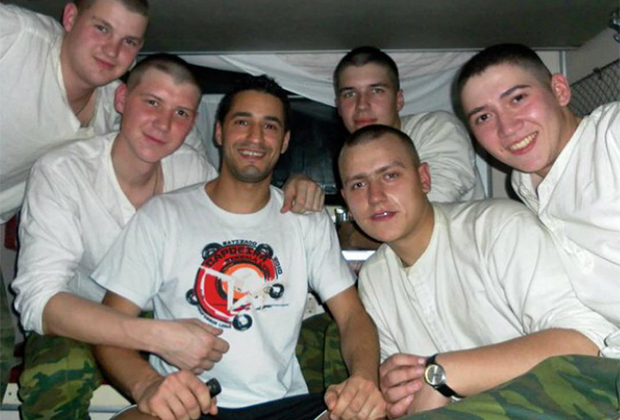Хишам Гезули в поезде с солдатами