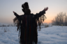 Шаман во время встречи солнца, первые лучи которого означают наступление Шагаа (нового года по лунному календарю) в национальном парке культуры и отдыха, на берегу Енисея в Кызыле.