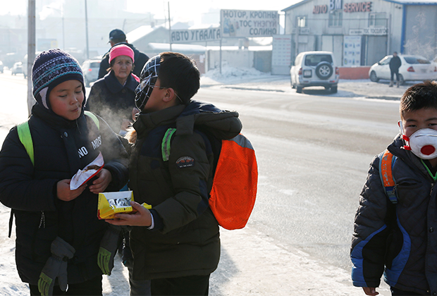 Дети на улицах Улан-Батора в морозное утро декабря