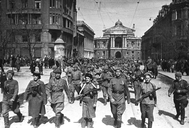 Солдаты 3-го Украинского фронта маршируют по улицам Одессы после освобождения города в апреле 1944 года 