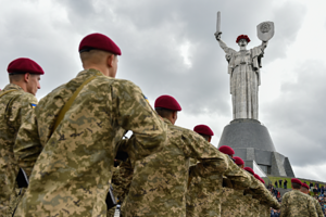Украина. Киев. 9 мая 2017. Во время торжеств у монумента "Родина-мать" по случаю 72-й годовщины Победы над нацизмом.