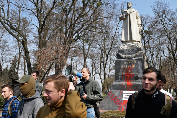 Памятник генералу Николаю Ватутину в Киеве, облитый красной краской представителями националистической организации «С14». Архивное фото