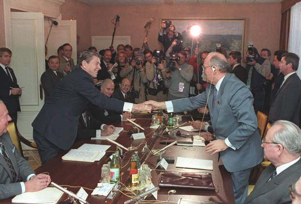 Рональд Рейган и Михаил Горбачев в Женеве, ноябрь 1985 года