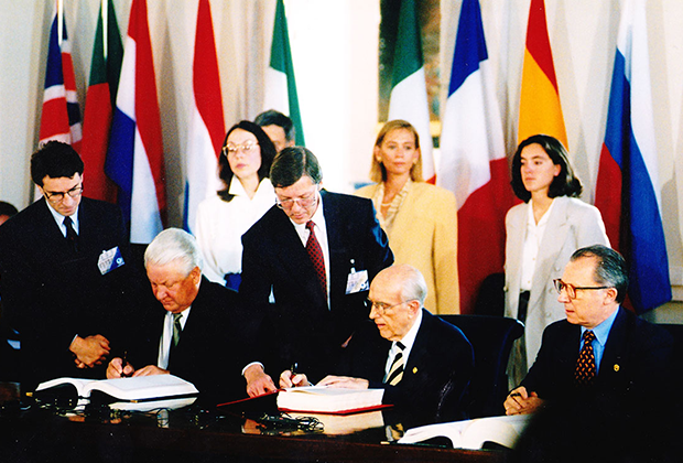 Церемония подписания Соглашения о партнерстве и сотрудничестве между Российской Федерацией и Европейскими сообществами и их государствами-членами. Керкира (Корфу), 24 июня 1994 года.