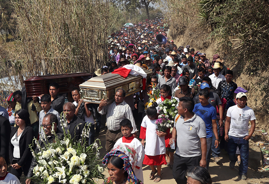 Члены семьи и еще более двух тысяч участников похоронной процессии несут гробы Карлоса и Оскара, мальчиков 10 и 11 лет, которые были похищены по пути в школу, а затем убиты. Похитители требовали за них выкуп, но не получили его. 

Подобные вспышки насилия, по мнению организаторов выставки, — причина того, почему жители Гватемалы мечтают сбежать в США. 
