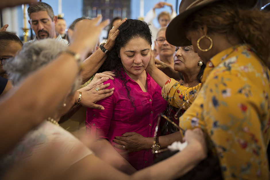 Аманда и ее семья с 2004 года живут в Нью-Йорке. Их, нелегалов из Гватемалы, не депортировали в 2017 году лишь потому, что Епископальная церковь Холируд предоставила им убежище. 

Службы здесь проходят на испанском языке. «Аманда — это сила нашего сообщества, это лицо многих матерей, которых депортируют, разлучая с детьми», — говорит пастор Луис Барриос, возглавляющий церковь.

