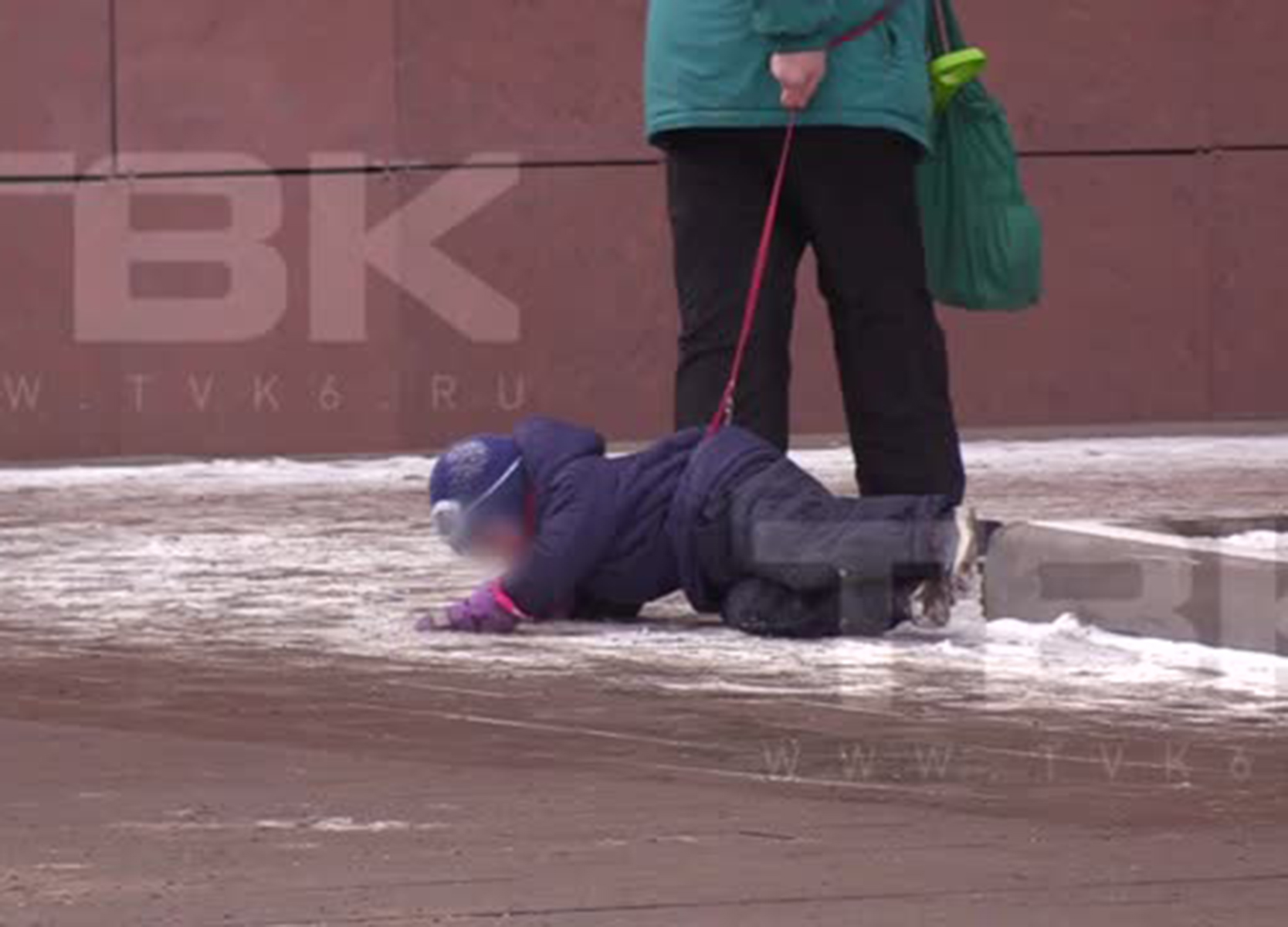 Села на лицо и привязала руки к кровати