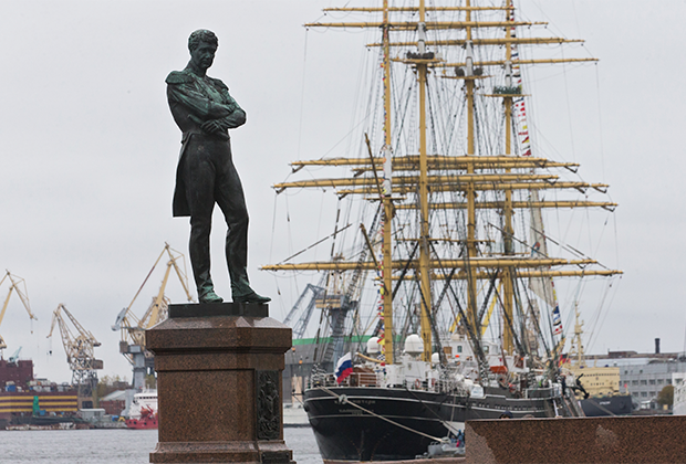 Памятник Крузенштерну в Санкт-Петербурге на фоне учебно-парусного судна «Крузенштерн»