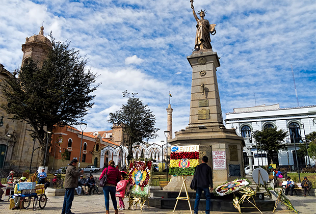 Статуя Свободы в центре города Потоси