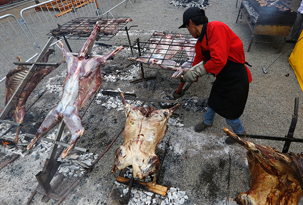 Уличный повар готовит альпак