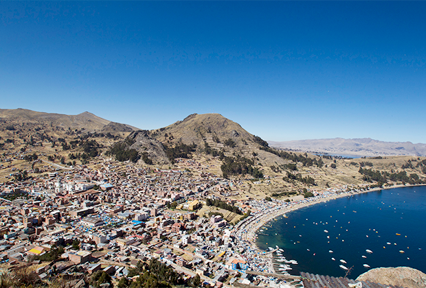 Панорамный вид на Копакабану, который открывается со Священной горы в Боливии