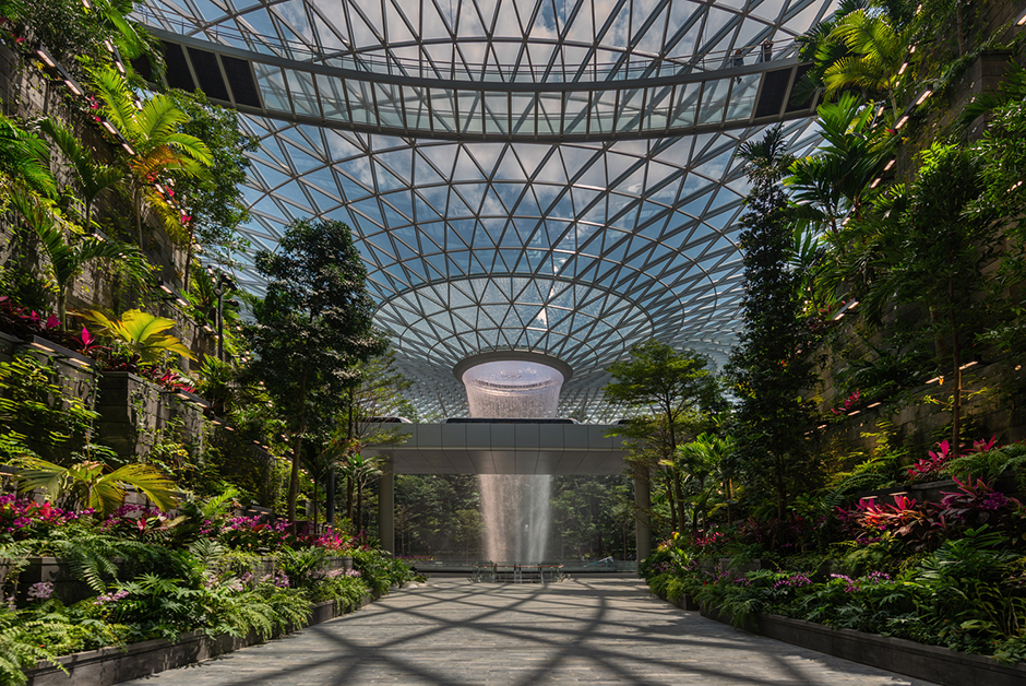В категории «Архитектура общественных зданий» читатели ArchDaily отдали предпочтение аэропорту Чанги в Сингапуре от Safdie Architects. Геометрия проекта напоминает драгоценный камень, что отражено и в его названии — Jewel. Здесь находится самый высокий в мире крытый водопад — «дождевой вихрь» ниспадает с куполообразной крыши на седьмом этаже. 