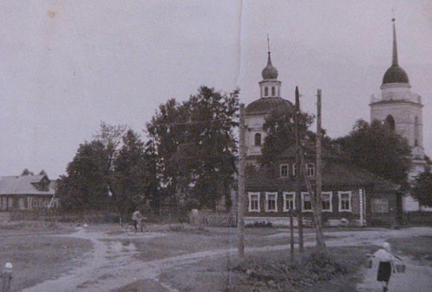 Центр села Берново. На переднем плане — сельская чайная, за ней — приходская церковь