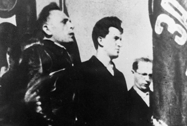 Первый секретарь Ярославского обкома ЛКСМ Юрий Андропов (в центре) во время одного из публичных выступлений, 1939 год