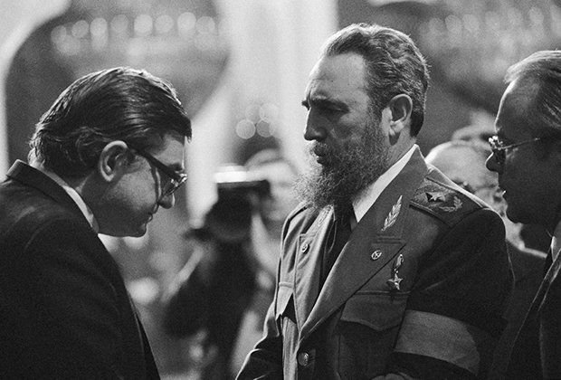 Кубинский лидер Фидель Кастро приносит соболезнования сыну Андропова Игорю