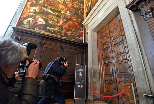Фотографы снимают закрытые двери Зала выборов, где проходила выставка, с которой украли драгоценности