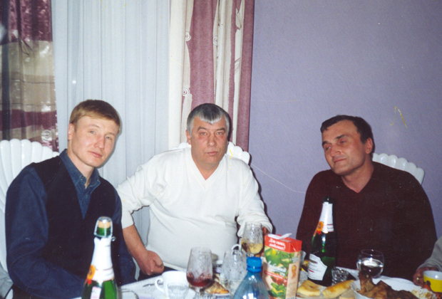 Игорь Мельничук из группировки «Осиновских» (слева) и положенец от Углавы Федор Титов (Тит) за праздничным столом