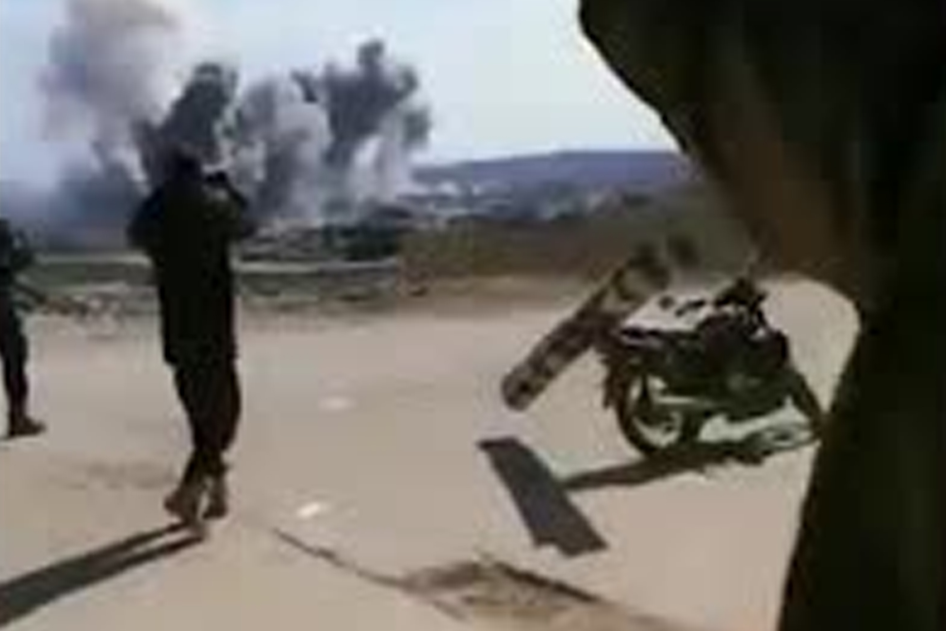 Последнее нападение на россию. Боевики на мотоциклах в Сирии. Вторжение боевиков в Дагестан. Спецназ выбегает из машины в Сирии. Побросали оружие и бегут.