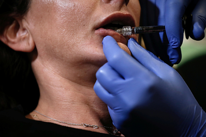 В накачанных губах женщины образовались комки из-за неумелого врача