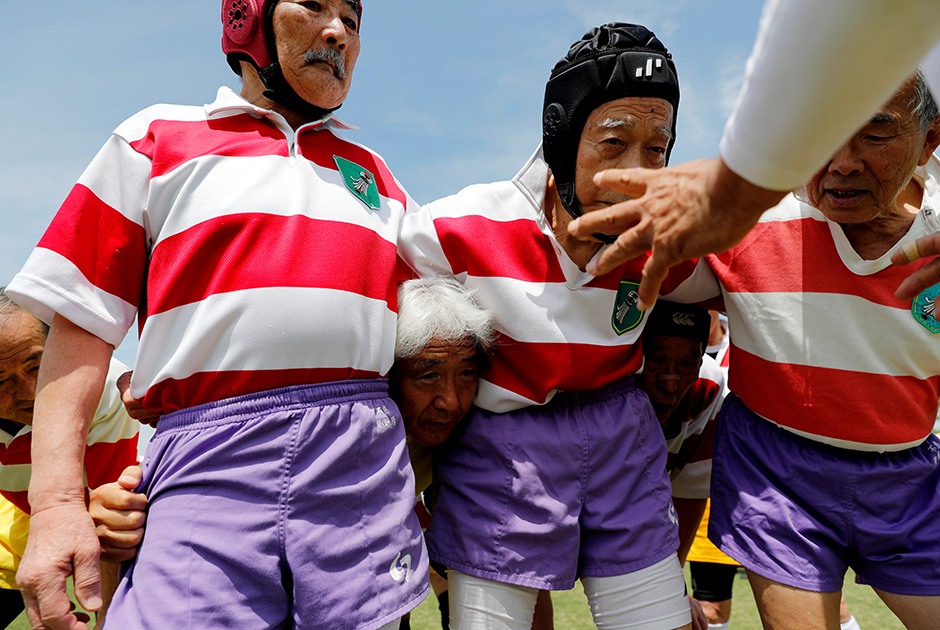 Япония считается страной долгожителей: 28 процентов ее населения — это люди старше 65 лет. Многие из них живут одни и ни с кем не общаются. Регби не только помогает старикам быть активными, но и предлагает им полноценную социальную жизнь.


Всего в Японии действует около 150 регбийных клубов, в которые набирают игроков от 40 лет. Клуб Tokyo’s Fuwaku Rugby Club был основан в 1948 году.