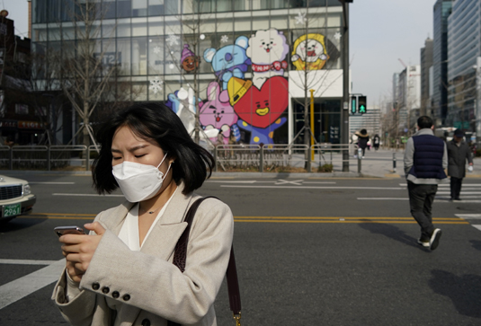 Женщина в маске в Сеуле