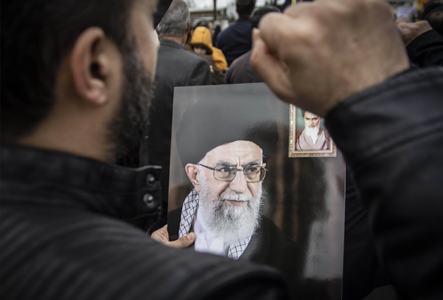 Протестующие в Иране с портретом Хаменеи в руках