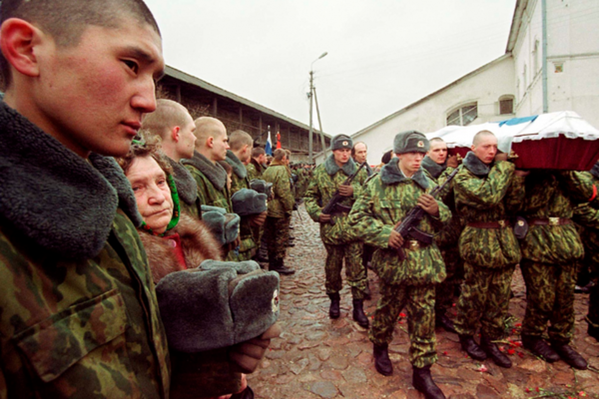 Солдаты выносят с места боя убитого бойца 6-й роты 104-го полка ВДВ РФ