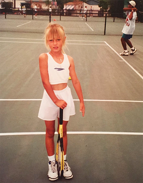 Шарапова стала заниматься теннисом в раннем детстве. По совету американской теннисистки Мартины Навратиловой родители Марии перевезли ее в США в возрасте шести лет.