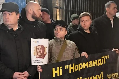 Посольство России в Киеве забросали лаптями