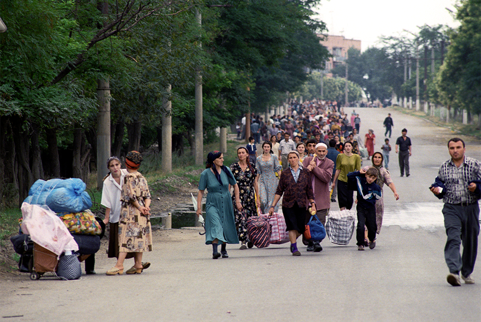 С начала августа в Грозном идут активные боевые действия. После объявления о штурме российской стороной был создан коридор для эвакуации мирных жителей. 10 августа 1996 года