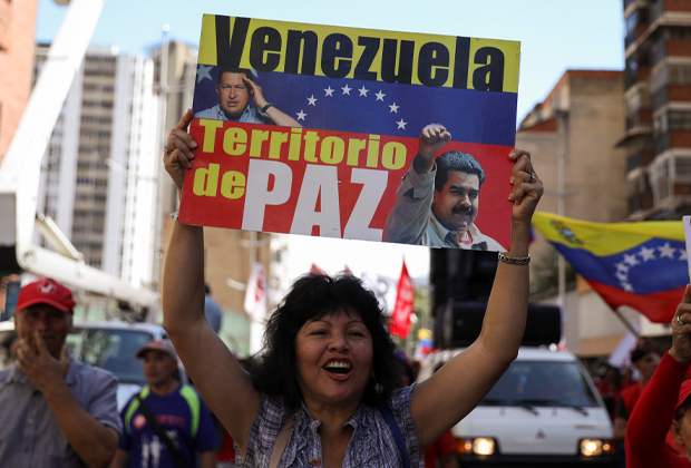 Сторонница президента Венесуэлы Николаса Мадуро на митинге
