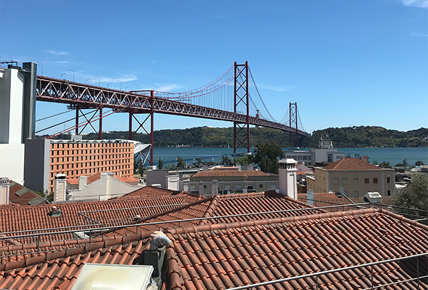 Висячий Мост 25 апреля, соединяющий Лиссабон на северном и Алмаду на южном берегу реки Тежу