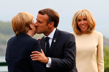 Французов попросили поменьше целоваться из-за коронавируса